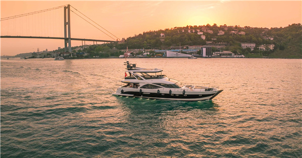 伊斯坦布尔香格里拉 博斯普鲁斯海峡豪华游艇观光体验.jpg